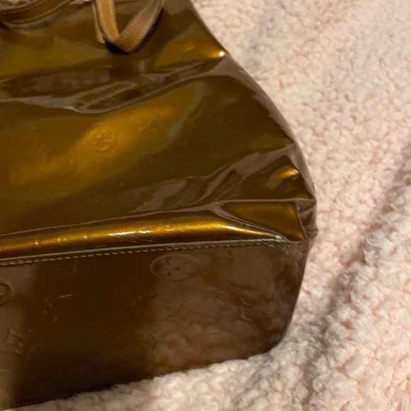 LOUIS VUITTON TOTE.. BRONZE VERNIS DESIGN. GREAT BAG Stored in a dust bag. - Picture 5 of 11